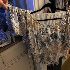 Strapless romper with ties on the shoulder sleeves